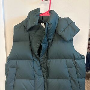 NWT Lululemon Athletica Forest Green Puffer Vest, Size 8